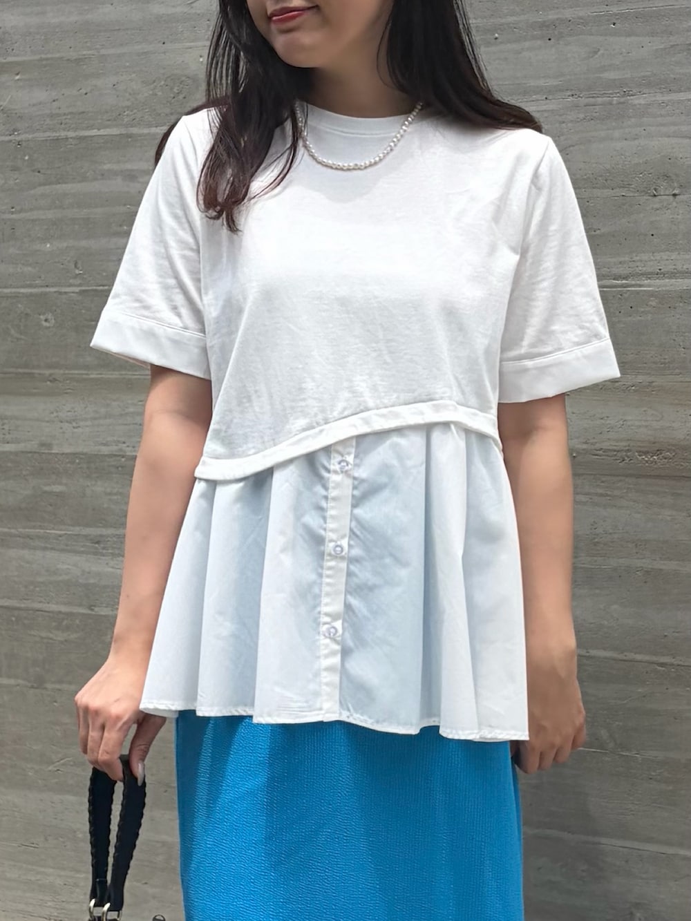 ホワイト系のTシャツ/カットソー、ブルー系のスカート、ホワイト系のネックレスを着用したレディースの夏コーディネートの2枚目の写真