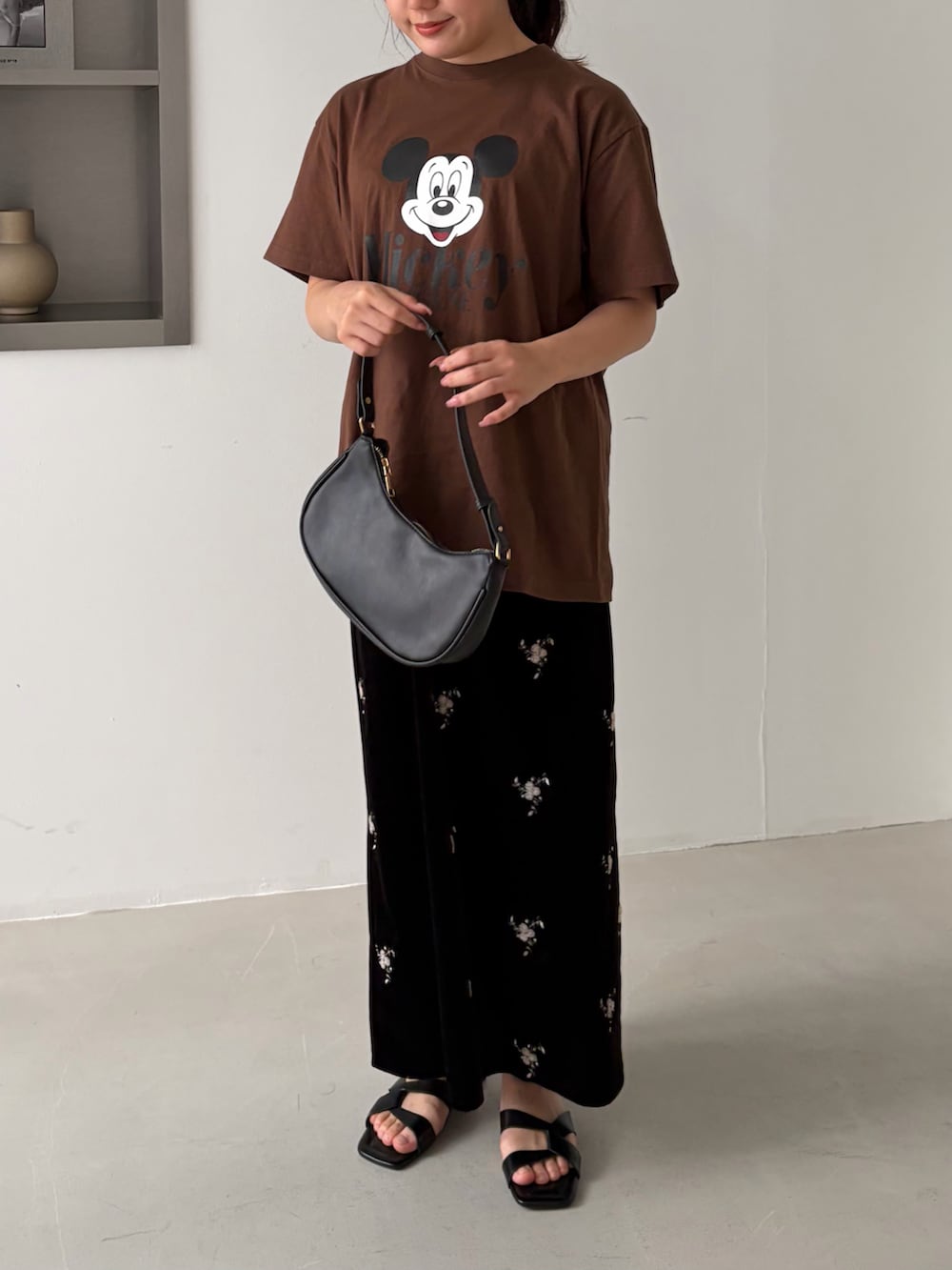 ブラック系のスカート、ブラウン系のTシャツ/カットソーを着用したレディースの春コーディネートの2枚目の写真