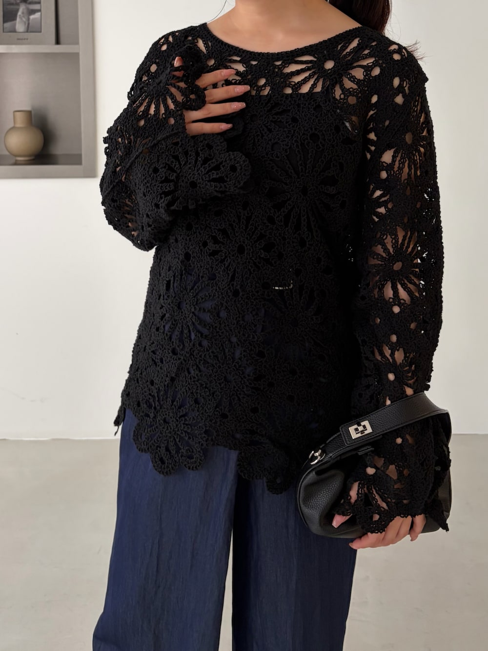 ブラック系のニット/セーターを着用したレディースの春コーディネートの4枚目の写真