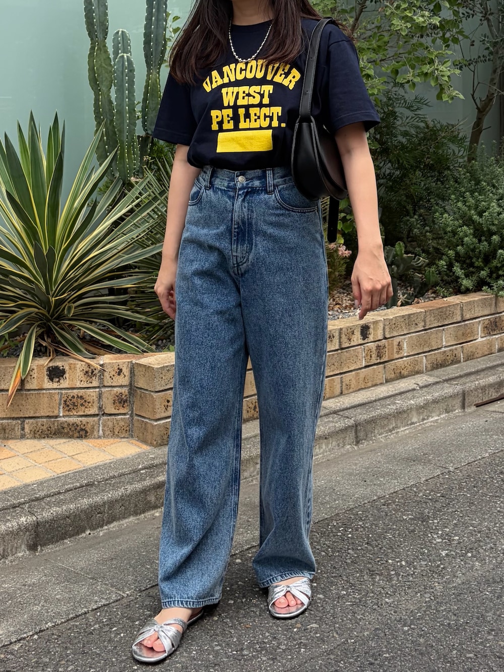 ブルー系のデニムパンツ、ブルー系のTシャツ/カットソー、シルバー系のネックレスを着用したレディースの夏コーディネートの2枚目の写真