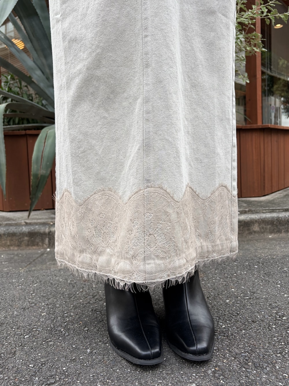 ブルー系のパーカー、ベージュ系のデニムスカート、ホワイト系のTシャツ/カットソーを着用したレディースの秋コーディネートの4枚目の写真