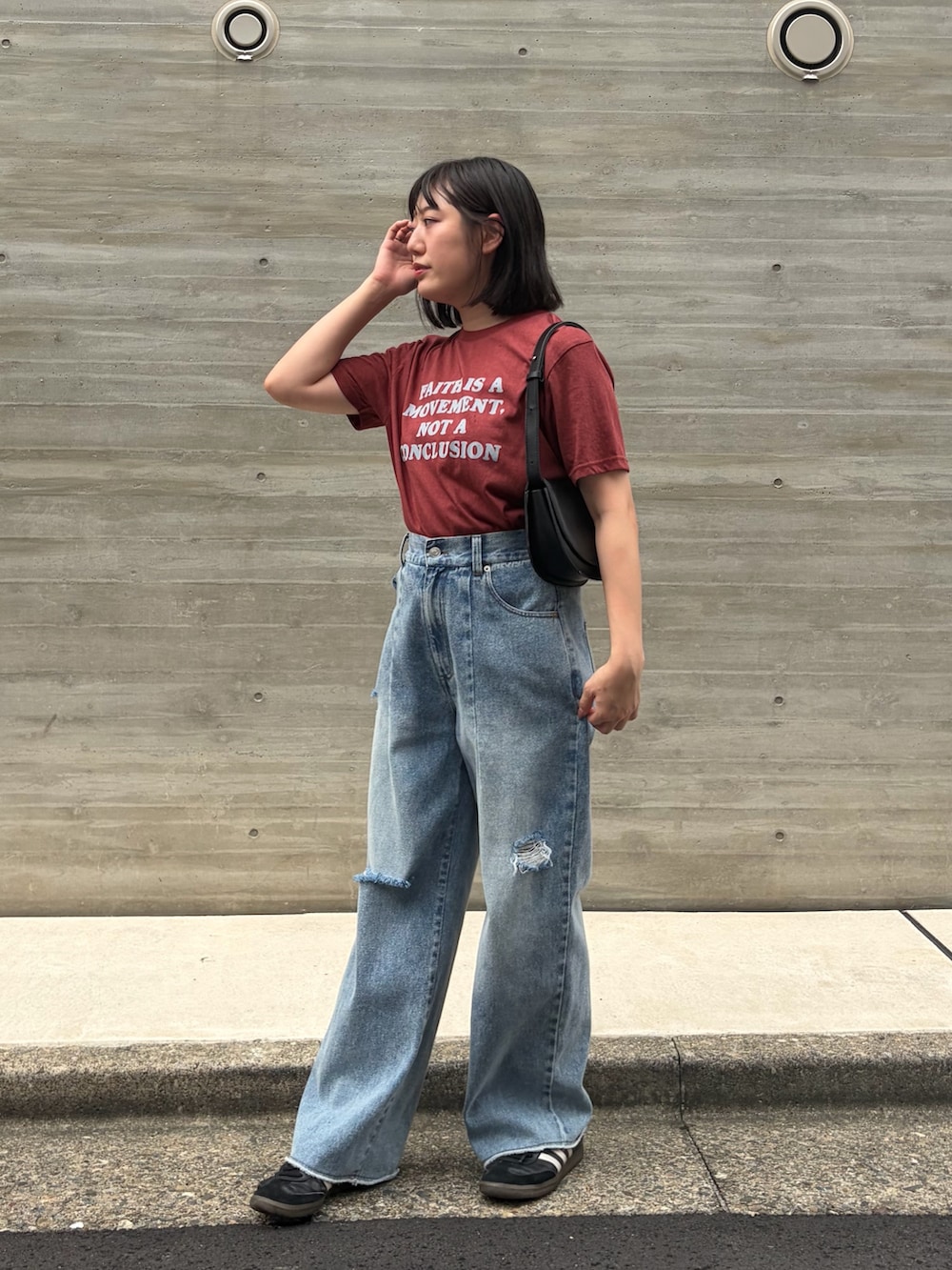 ブラウン系のTシャツ/カットソー、ブルー系のデニムパンツ、ブラック系のスニーカーを着用したレディースの夏コーディネートの2枚目の写真