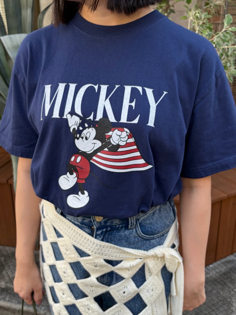 ブルー系のTシャツ/カットソー、ブルー系のデニムパンツ、ホワイト系のスカートを着用したレディースの夏コーディネートの5枚目の写真