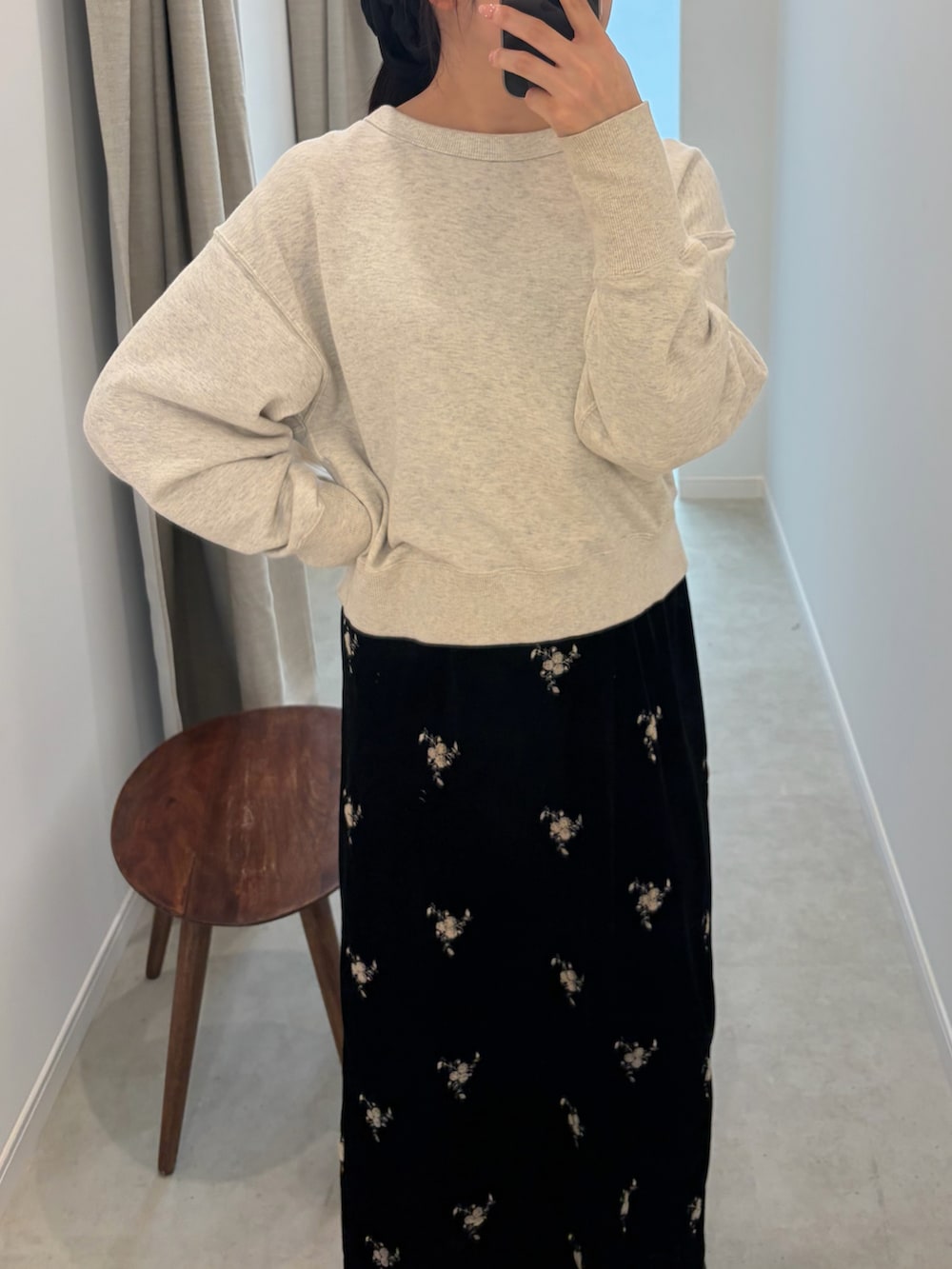 ブラック系のスカート、ベージュ系のスウェットを着用したレディースの春コーディネートの3枚目の写真