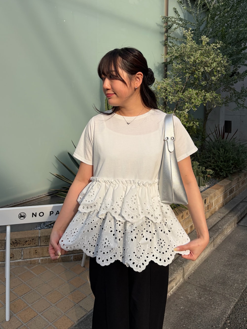 ホワイト系のTシャツ/カットソー、ブラック系のその他パンツを着用したレディースの春コーディネートの3枚目の写真