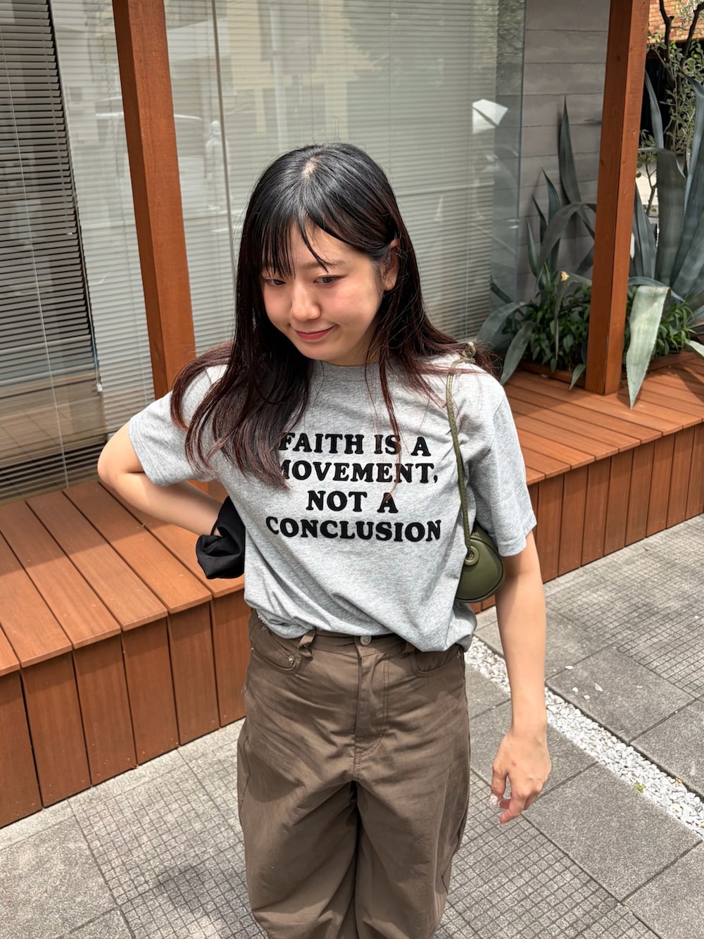 グレー系のTシャツ/カットソー、ブラウン系のチノパンツを着用したレディースの夏コーディネートの3枚目の写真