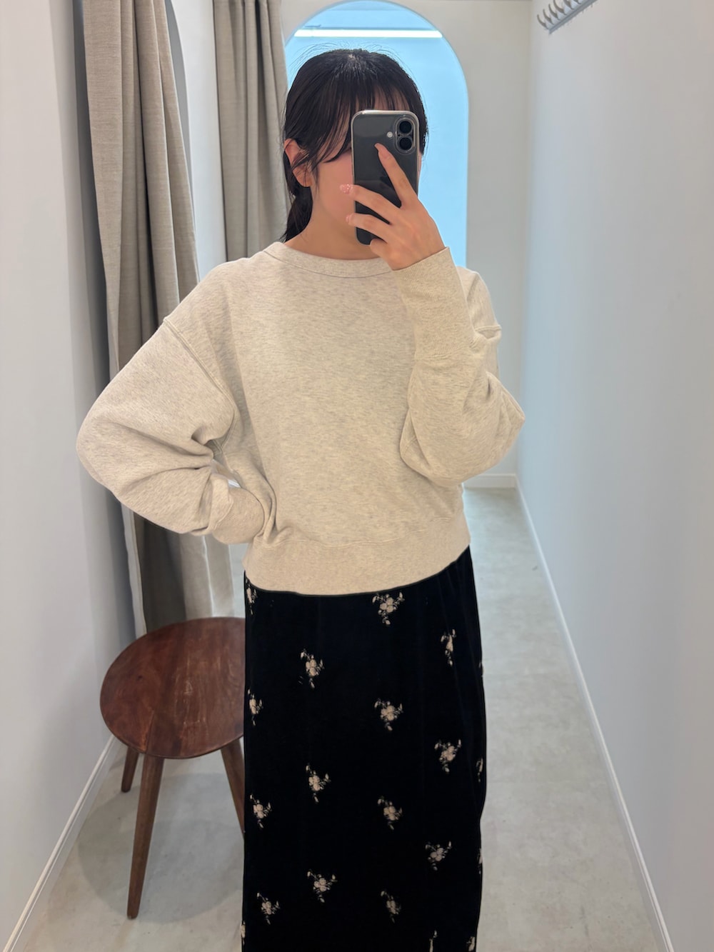 ブラック系のスカート、ベージュ系のスウェットを着用したレディースの春コーディネートの2枚目の写真