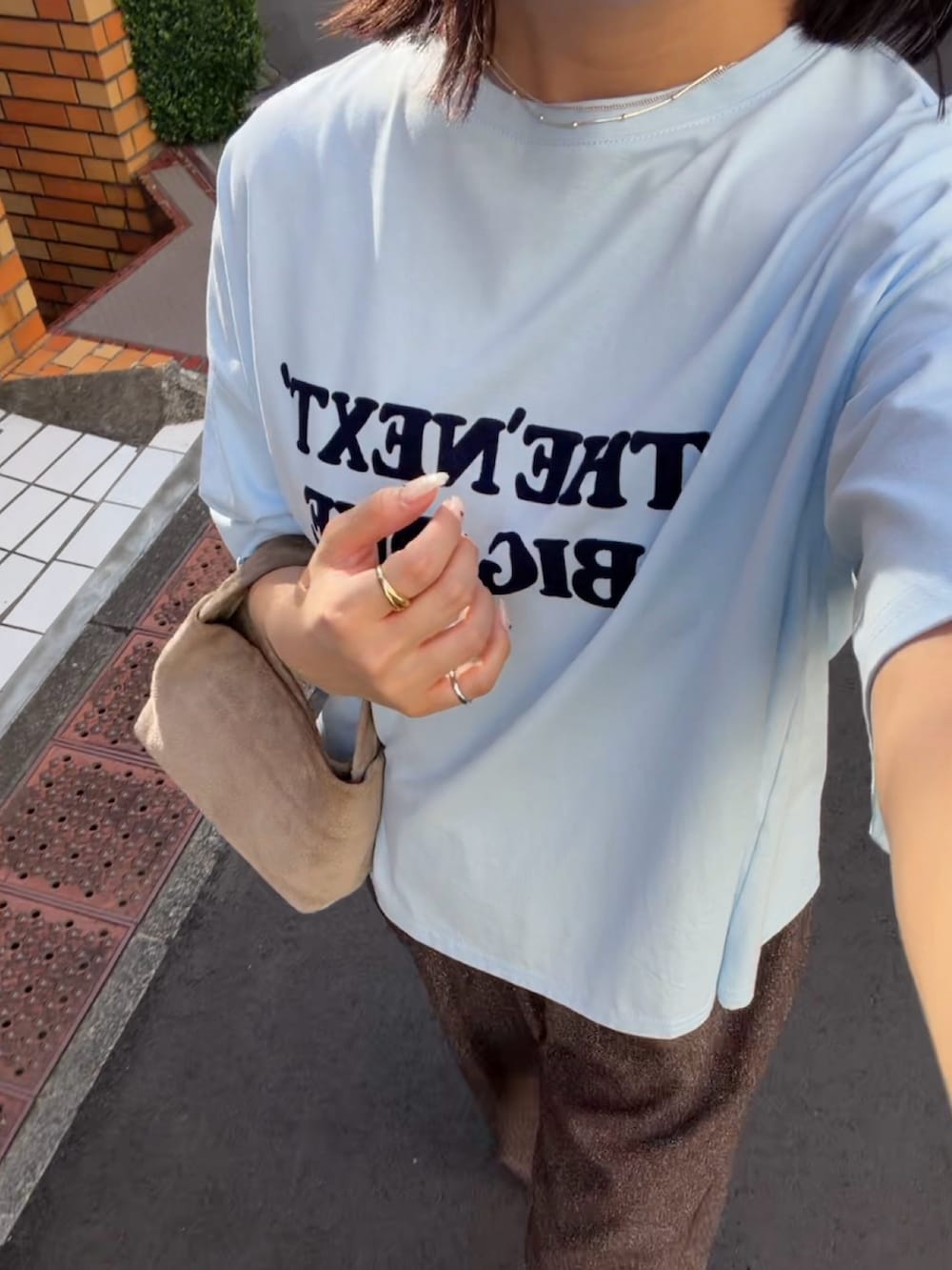 ブルー系のTシャツ/カットソー、ブラウン系のその他パンツを着用したレディースの夏コーディネートの3枚目の写真