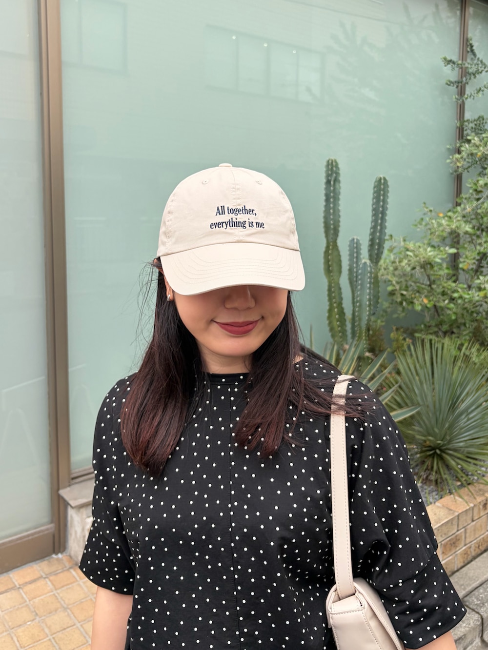 その他のTシャツ/カットソー、ブラウン系のスカート、ブラック系のスニーカーを着用したレディースの春コーディネートの4枚目の写真