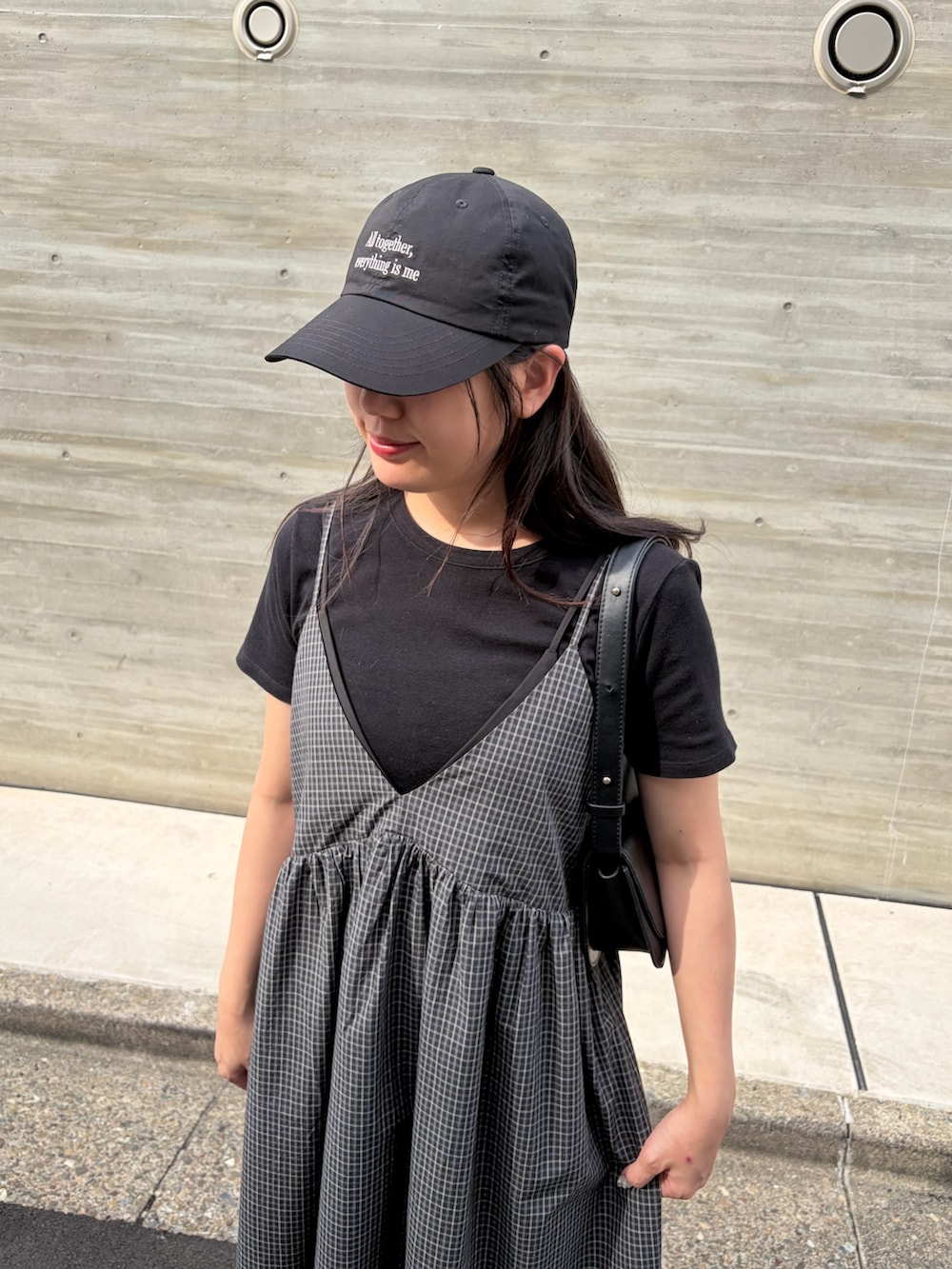 ブラック系のワンピース、ブラック系のサンダル、ブラック系のTシャツ/カットソーを着用したレディースの夏コーディネートの3枚目の写真