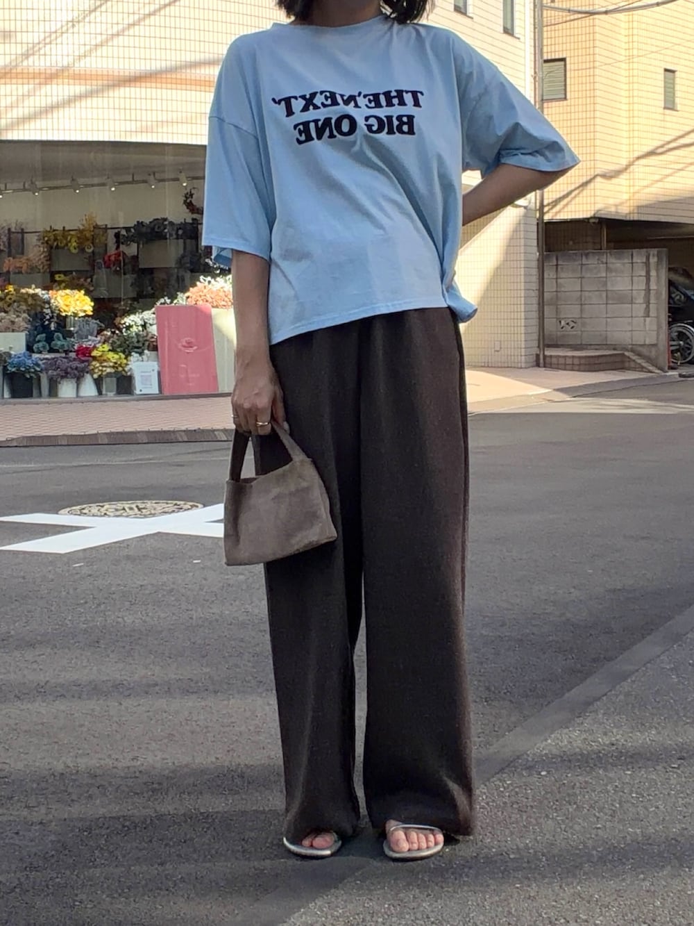 ブルー系のTシャツ/カットソー、ブラウン系のその他パンツを着用したレディースの夏コーディネートの2枚目の写真