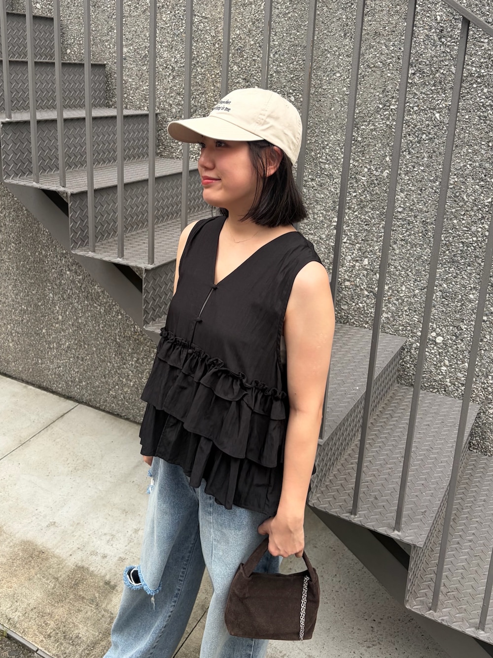 ブラック系のシャツ/ブラウス、ブルー系のデニムパンツ、ブラック系のスニーカーを着用したレディースの夏コーディネートの2枚目の写真