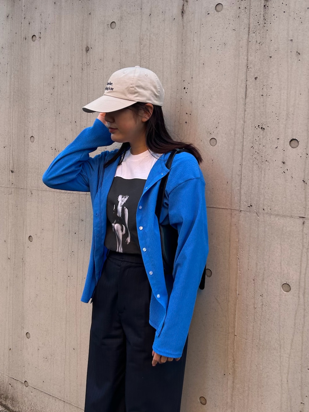 ブルー系のカーディガン/ボレロ、ホワイト系のTシャツ/カットソー、ブルー系のスラックスを着用したレディースの春コーディネートの4枚目の写真