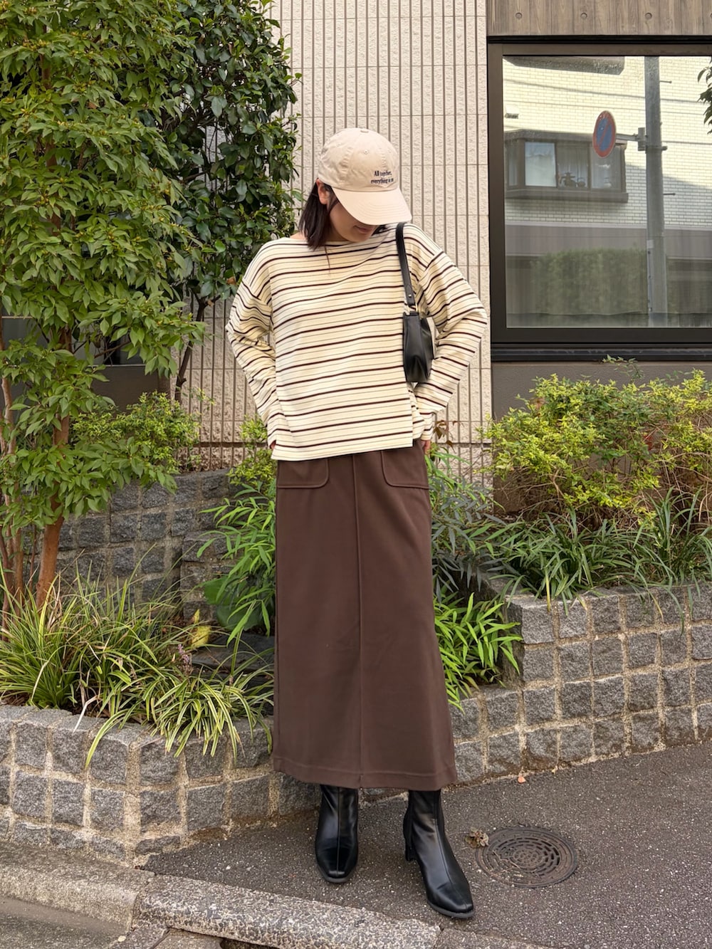ホワイト系のTシャツ/カットソー、ベージュ系のキャップを着用したレディースの秋コーディネートの2枚目の写真