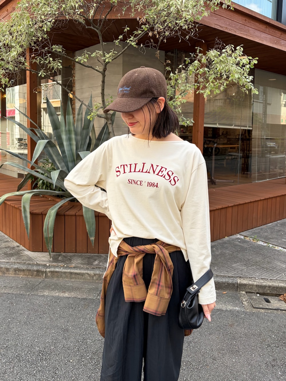 ホワイト系のTシャツ/カットソー、ベージュ系のシャツ/ブラウス、ブラック系のその他パンツを着用したレディースの夏コーディネートの2枚目の写真