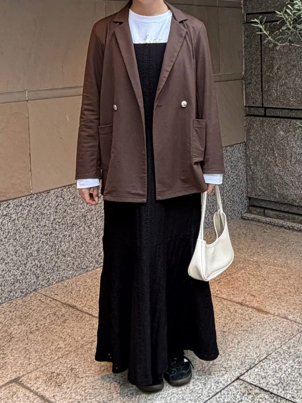 ホワイト系のTシャツ/カットソー、ブラウン系のテーラードジャケット、ブラック系のワンピースを着用したレディースの春コーディネートの3枚目の写真