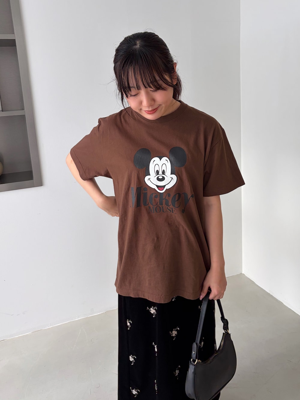 ブラック系のスカート、ブラウン系のTシャツ/カットソーを着用したレディースの春コーディネートの3枚目の写真