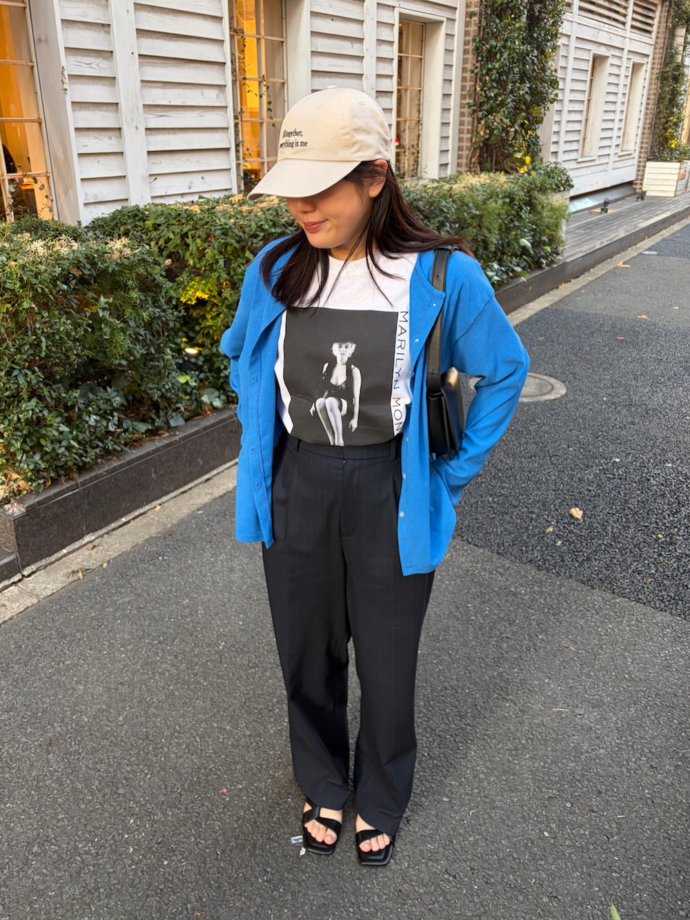 ブルー系のカーディガン/ボレロ、ホワイト系のTシャツ/カットソー、ブルー系のスラックスを着用したレディースの春コーディネートの3枚目の写真