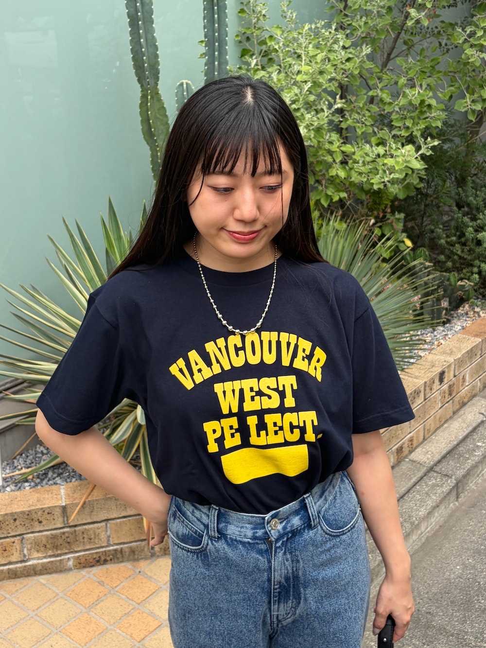 ブルー系のデニムパンツ、ブルー系のTシャツ/カットソー、シルバー系のネックレスを着用したレディースの夏コーディネートの3枚目の写真