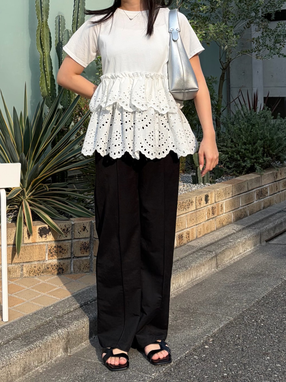 ホワイト系のTシャツ/カットソー、ブラック系のその他パンツを着用したレディースの春コーディネートの2枚目の写真