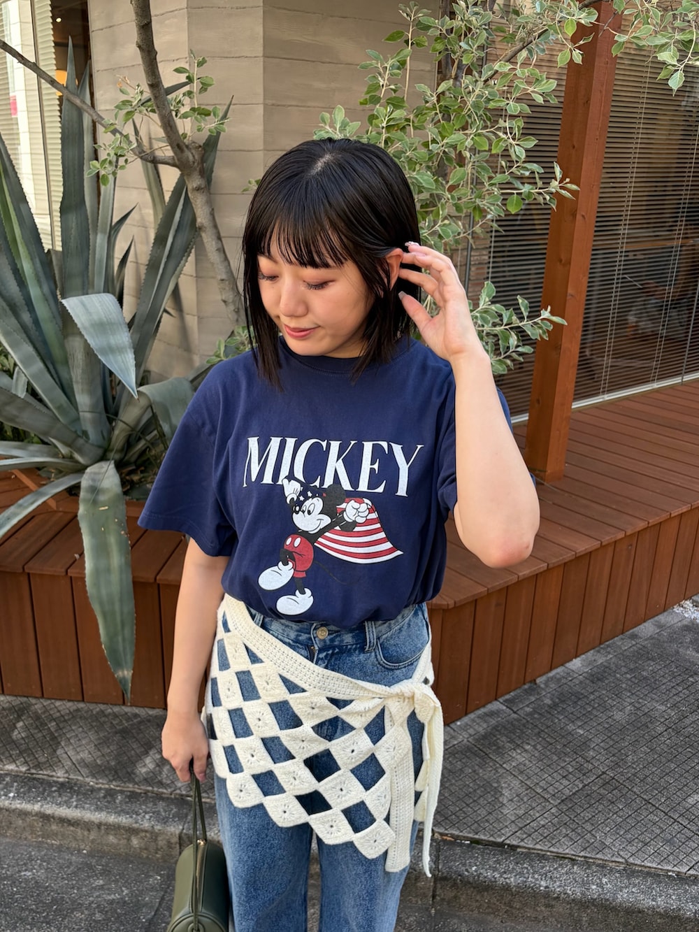 ブルー系のTシャツ/カットソー、ブルー系のデニムパンツ、ホワイト系のスカートを着用したレディースの夏コーディネートの4枚目の写真