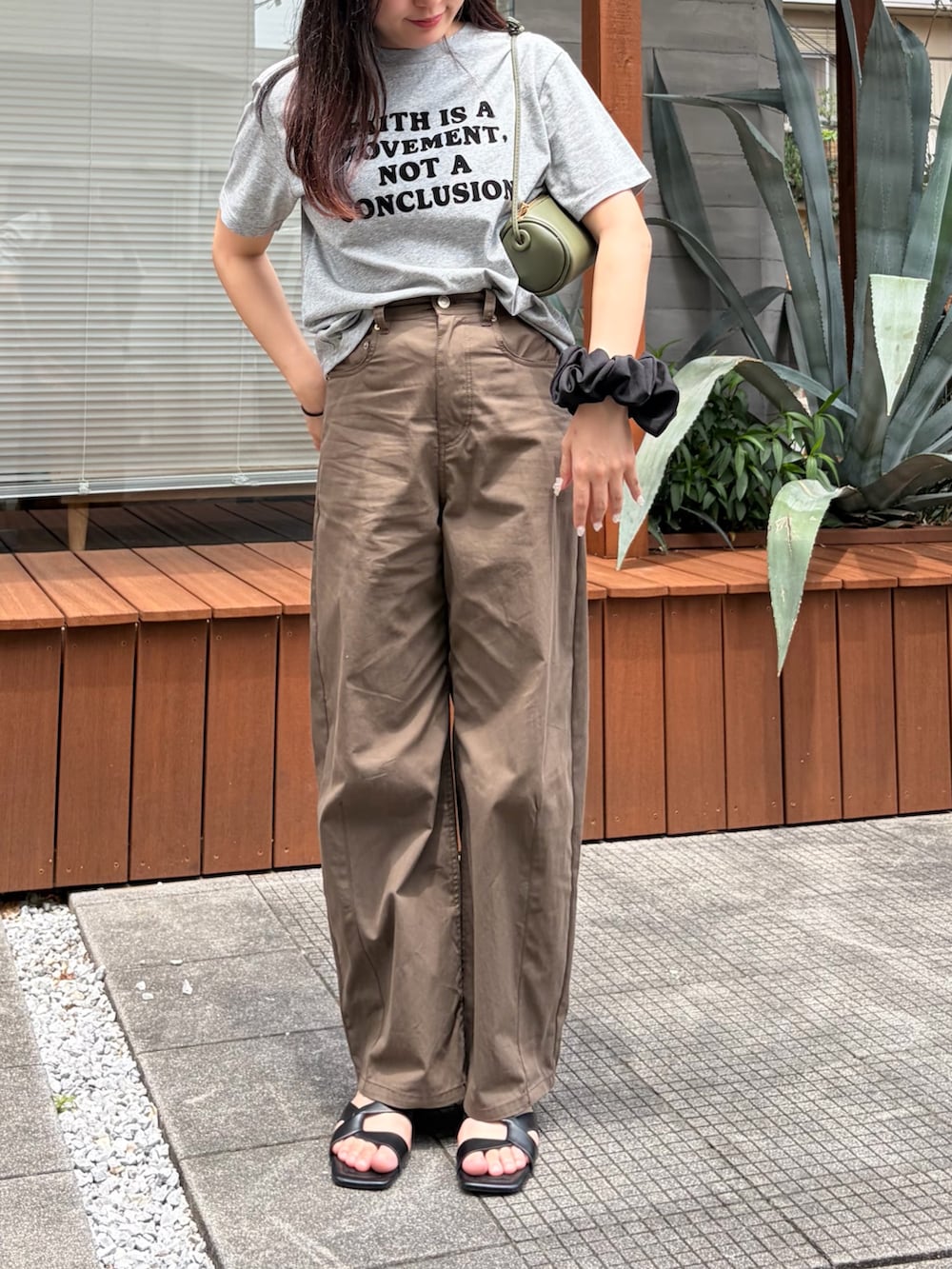 グレー系のTシャツ/カットソー、ブラウン系のチノパンツを着用したレディースの夏コーディネートの2枚目の写真
