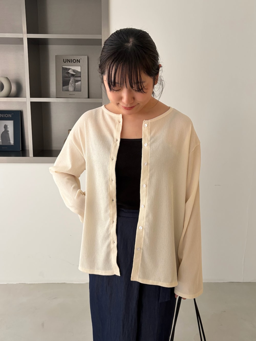 ホワイト系のカーディガン/ボレロを着用したレディースの春コーディネートの3枚目の写真