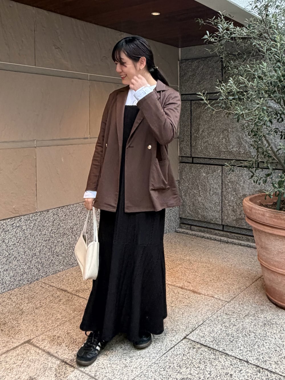 ホワイト系のTシャツ/カットソー、ブラウン系のテーラードジャケット、ブラック系のワンピースを着用したレディースの春コーディネートの2枚目の写真