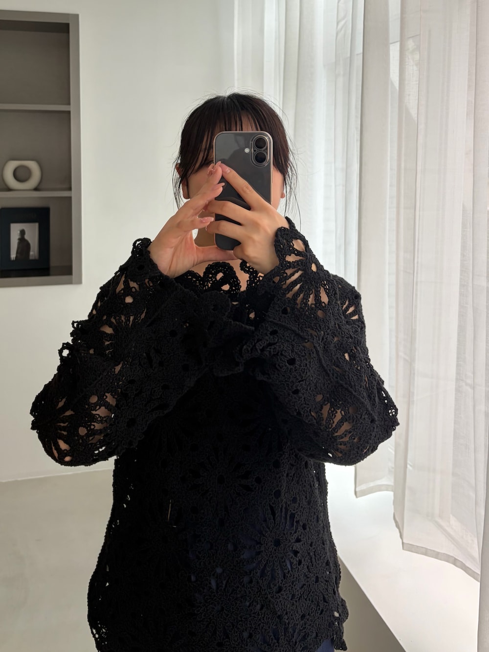 ブラック系のニット/セーターを着用したレディースの春コーディネートの5枚目の写真