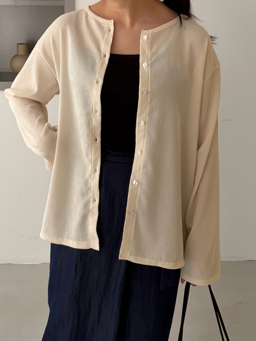 ホワイト系のカーディガン/ボレロを着用したレディースの春コーディネートの4枚目の写真