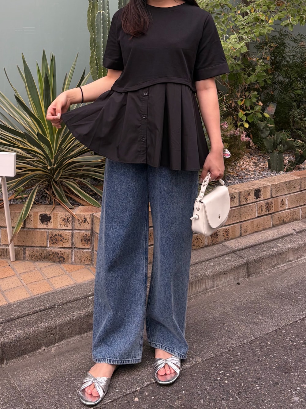 ブラック系のTシャツ/カットソー、ブルー系のデニムパンツを着用したレディースの夏コーディネートの3枚目の写真