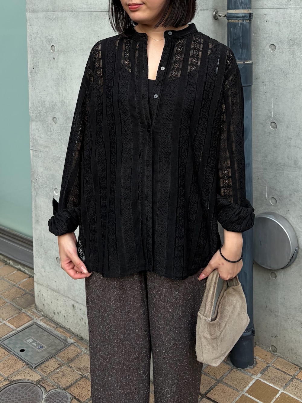 ブラック系のシャツ/ブラウス、ブラウン系のその他パンツ、ベージュ系のサンダルを着用したレディースの夏コーディネートの2枚目の写真