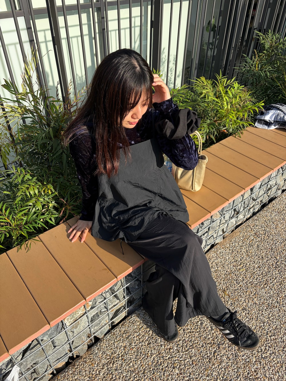 ブラック系のシャツ/ブラウス、ブルー系のTシャツ/カットソー、ブラック系のその他パンツを着用したレディースの春コーディネートの4枚目の写真