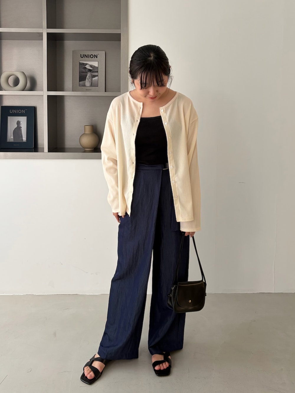 ホワイト系のカーディガン/ボレロを着用したレディースの春コーディネートの2枚目の写真