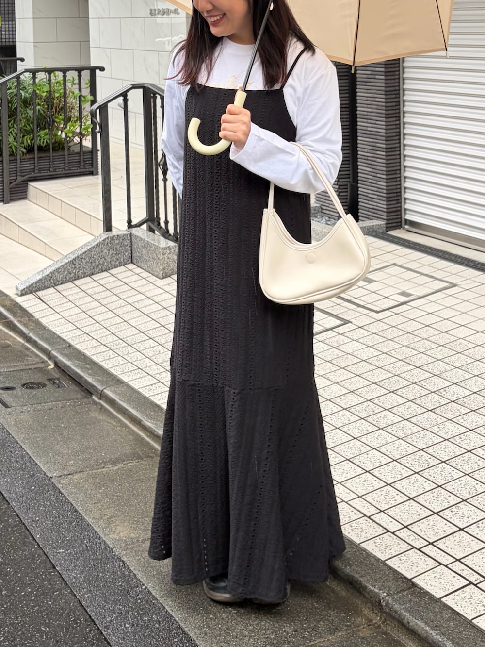 ホワイト系のTシャツ/カットソー、ブラック系のワンピース、ブラック系のスニーカーを着用したレディースの春コーディネートの2枚目の写真