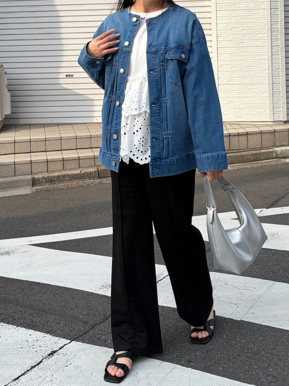 ブルー系のデニムジャケット、ホワイト系のTシャツ/カットソー、ブラック系のその他パンツを着用したレディースの春コーディネートの2枚目の写真