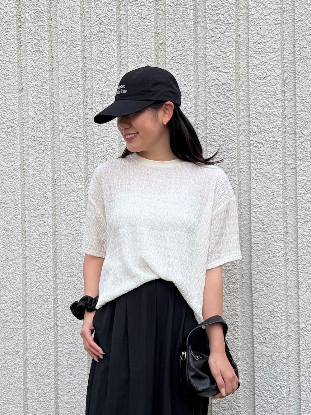 ブラック系のその他パンツ、ホワイト系のTシャツ/カットソー、ブラック系のサンダルを着用したレディースの春コーディネートの2枚目の写真