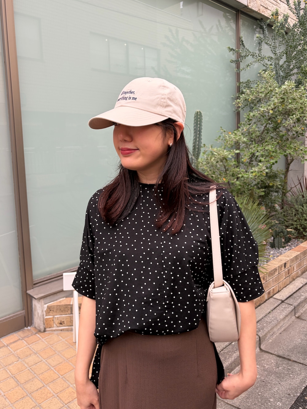 その他のTシャツ/カットソー、ブラウン系のスカート、ブラック系のスニーカーを着用したレディースの春コーディネートの2枚目の写真