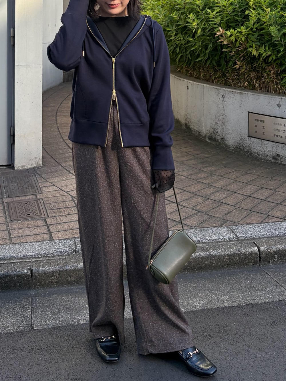 ブラウン系のその他パンツ、ブルー系のパーカー、ブラック系のTシャツ/カットソーを着用したレディースの秋コーディネートの2枚目の写真