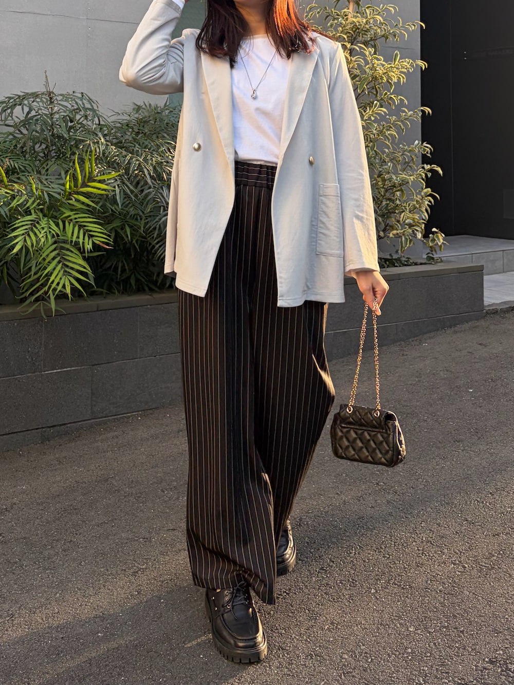 ホワイト系のTシャツ/カットソー、ブラック系のその他パンツ、グレー系のテーラードジャケットを着用したレディースの春コーディネートの3枚目の写真