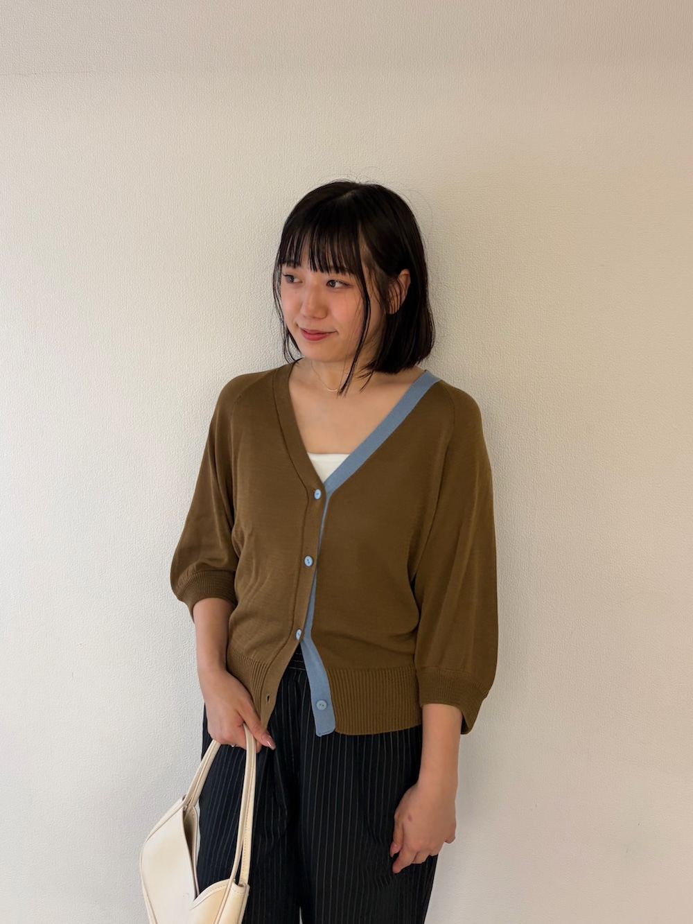 ブラウン系のカーディガン/ボレロ、ブルー系のその他パンツを着用したレディースの夏コーディネートの2枚目の写真
