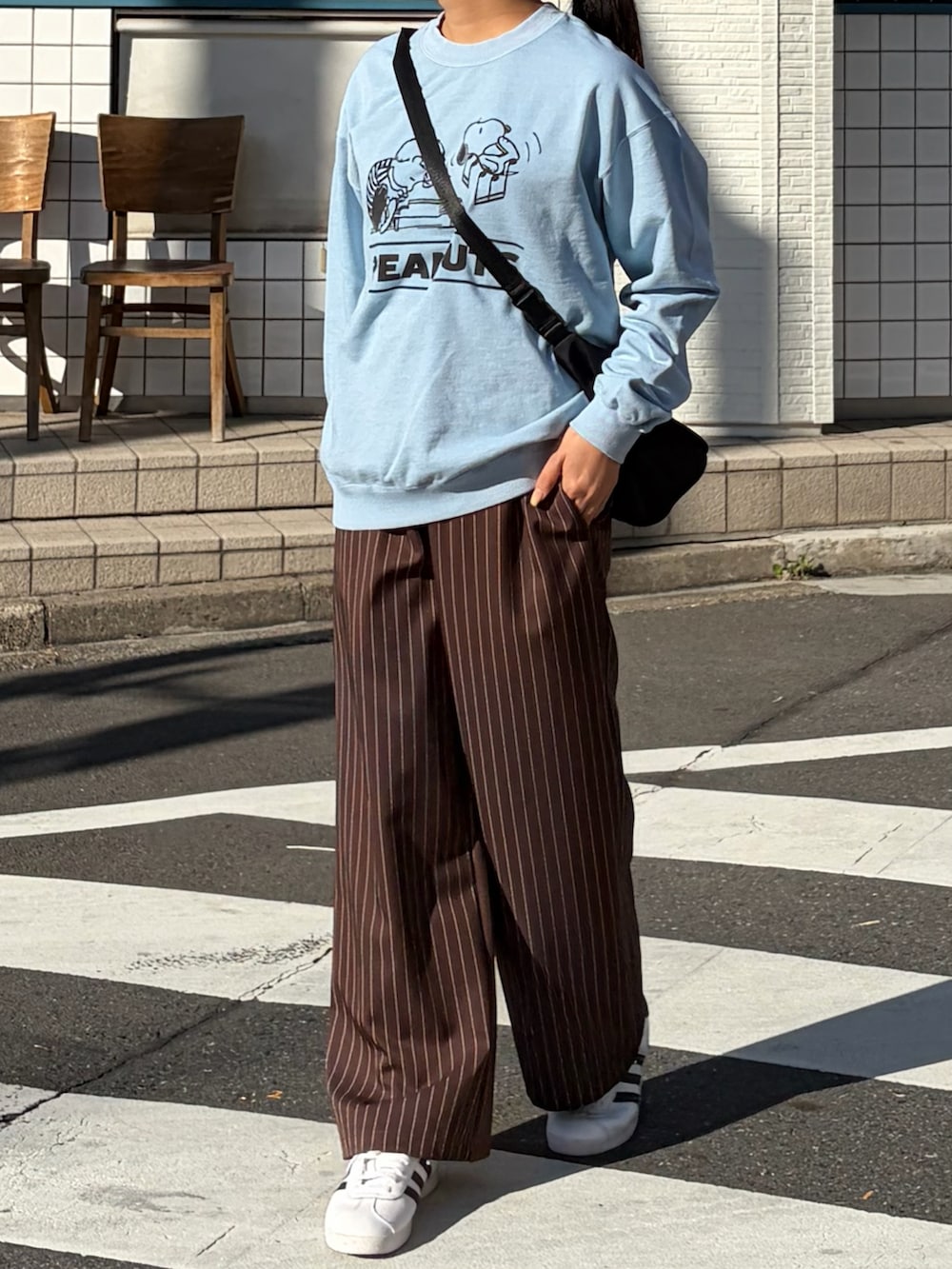 ブラック系のショルダーバッグ、ブラウン系のその他パンツ、ブルー系のスウェットを着用したレディースの春コーディネートの3枚目の写真