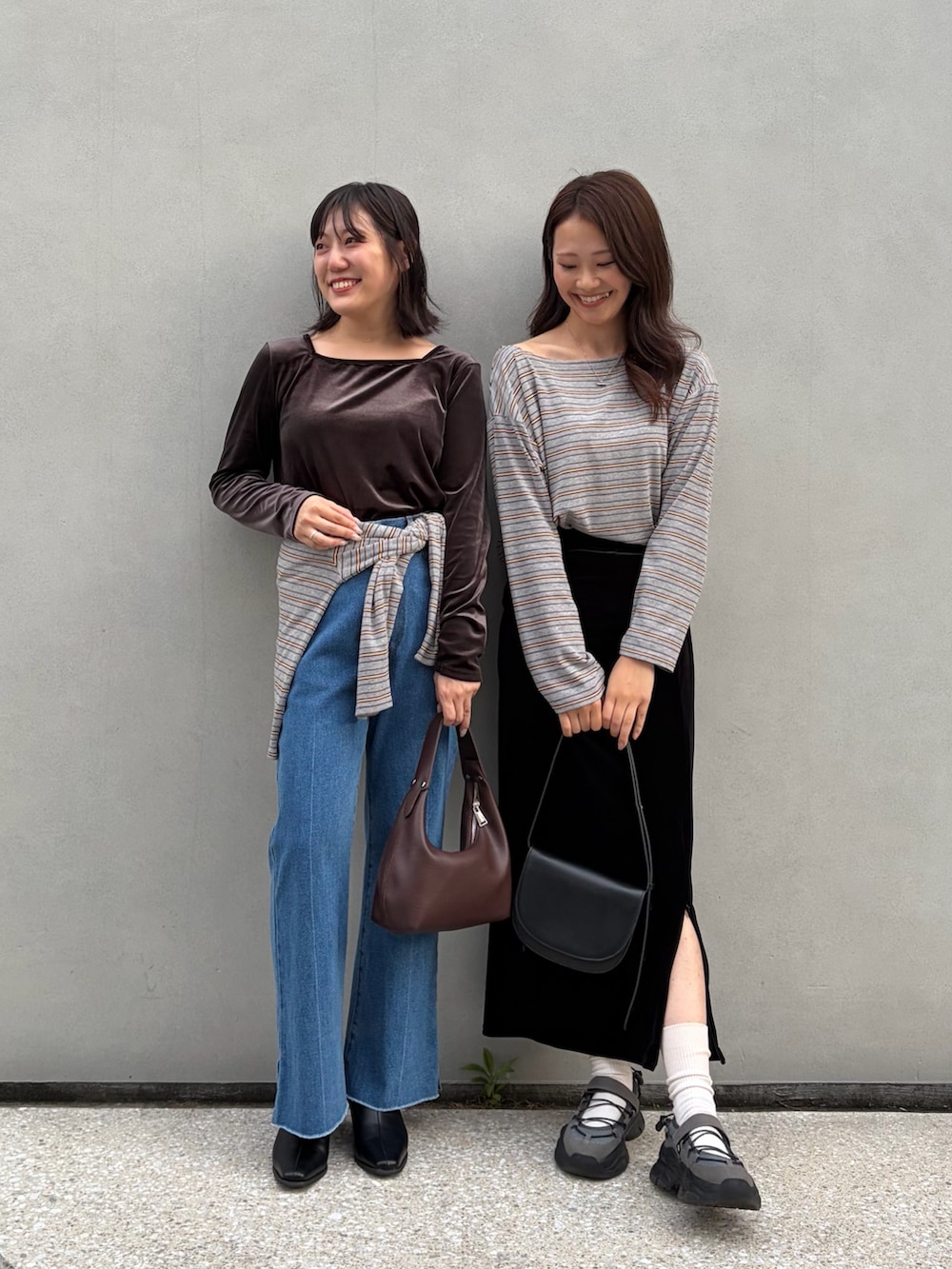 グレー系のTシャツ/カットソー、グレー系のTシャツ/カットソー、ブルー系のデニムパンツを着用したレディースの秋コーディネートの2枚目の写真