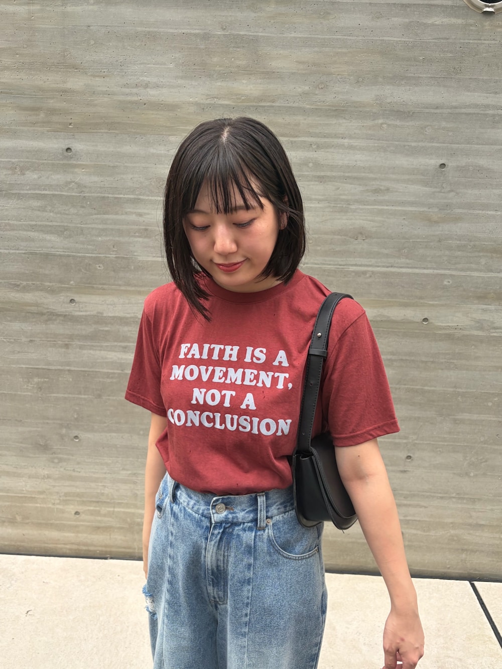ブラウン系のTシャツ/カットソー、ブルー系のデニムパンツ、ブラック系のスニーカーを着用したレディースの夏コーディネートの3枚目の写真