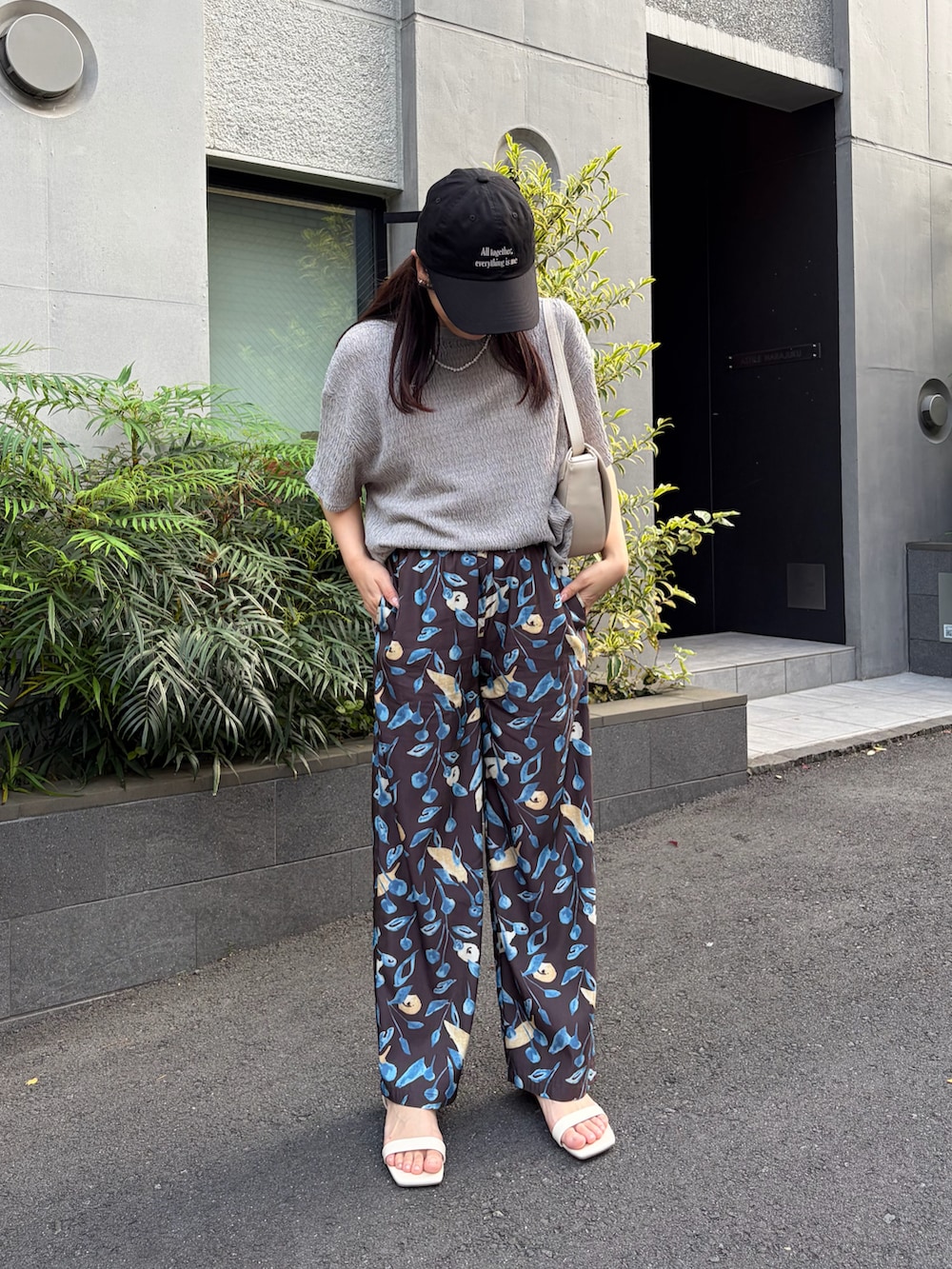グレー系のTシャツ/カットソー、ブラウン系のその他パンツ、ブラック系のキャップを着用したレディースの春コーディネートの3枚目の写真