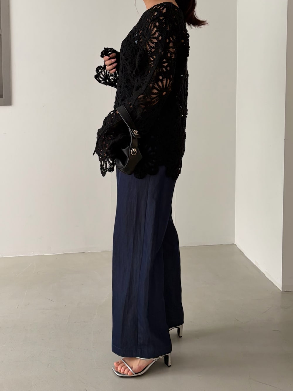 ブラック系のニット/セーターを着用したレディースの春コーディネートの3枚目の写真