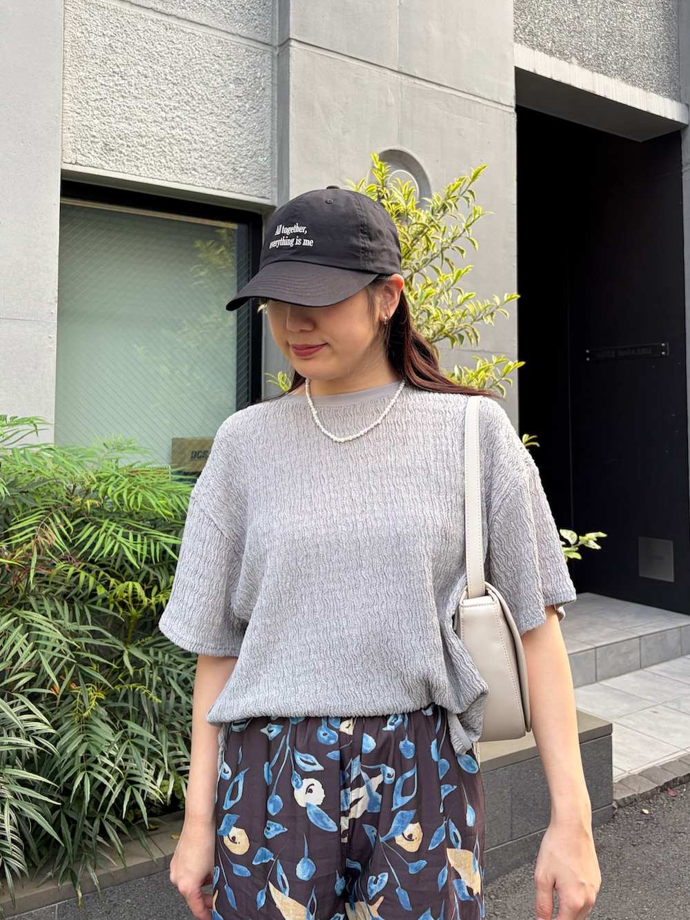 グレー系のTシャツ/カットソー、ブラウン系のその他パンツ、ブラック系のキャップを着用したレディースの春コーディネートの4枚目の写真