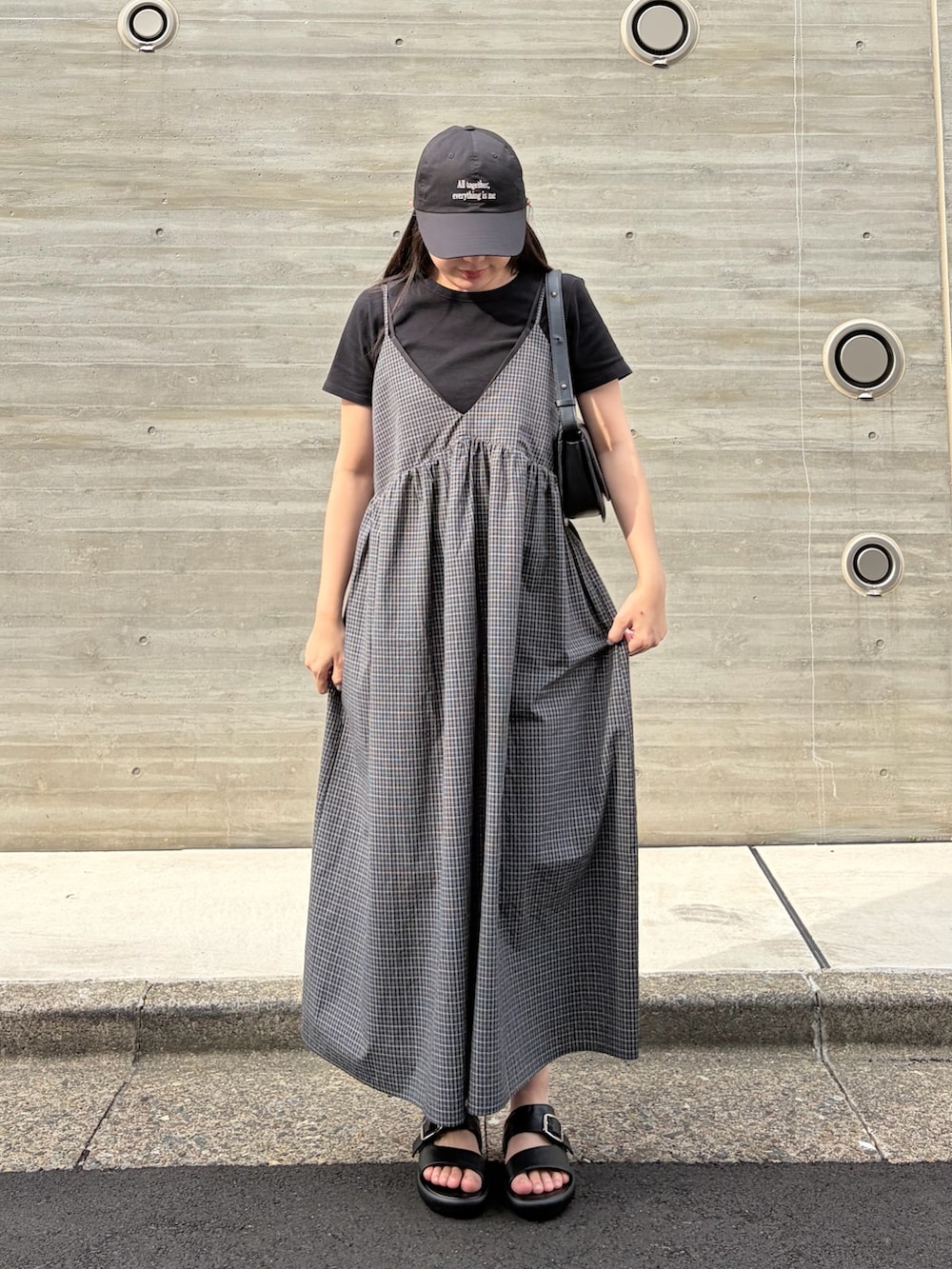 ブラック系のワンピース、ブラック系のサンダル、ブラック系のTシャツ/カットソーを着用したレディースの夏コーディネートの2枚目の写真
