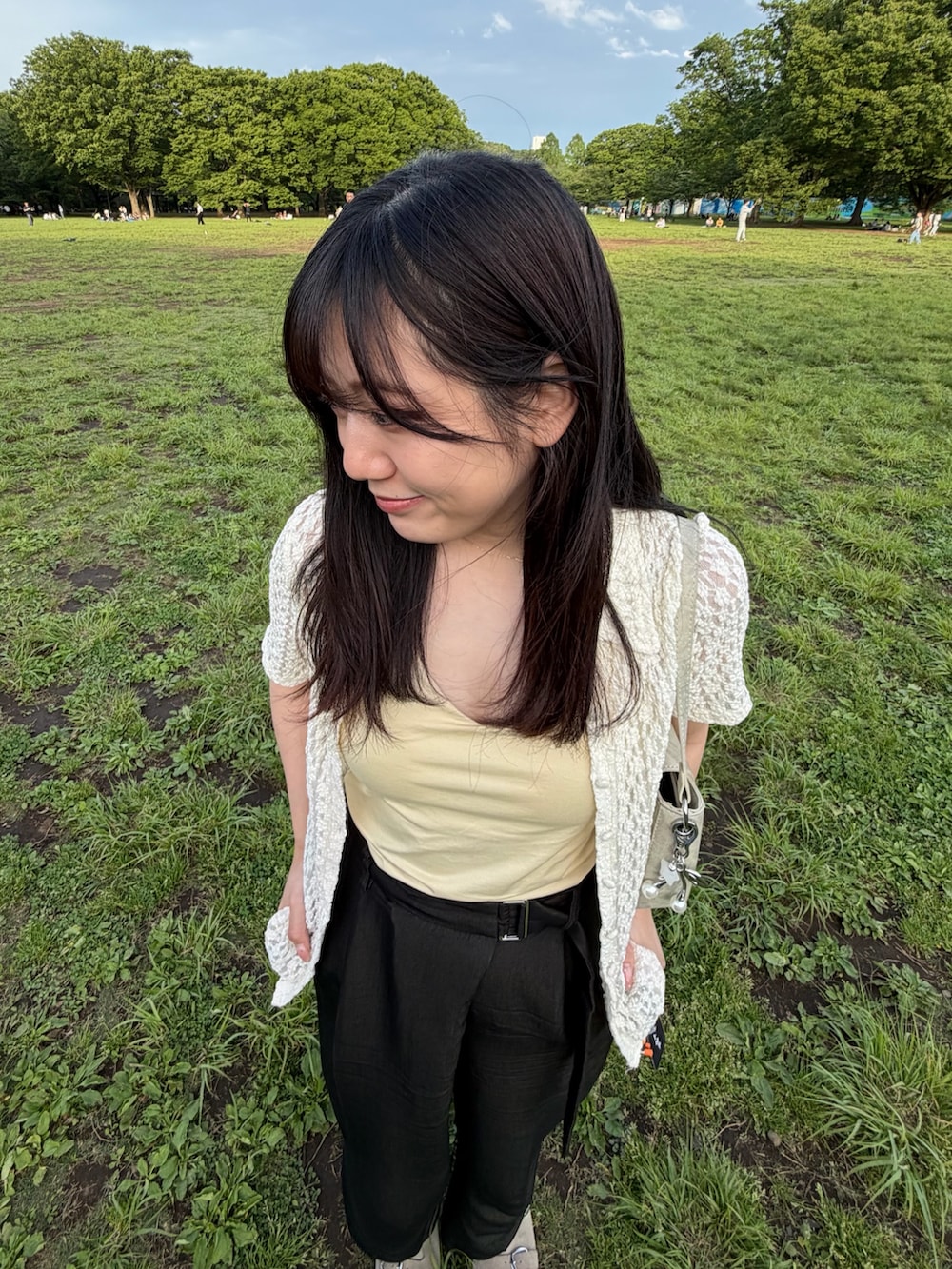 ベージュ系のサンダル、ベージュ系のキャミソール、ホワイト系のTシャツ/カットソーを着用したレディースの春コーディネートの2枚目の写真