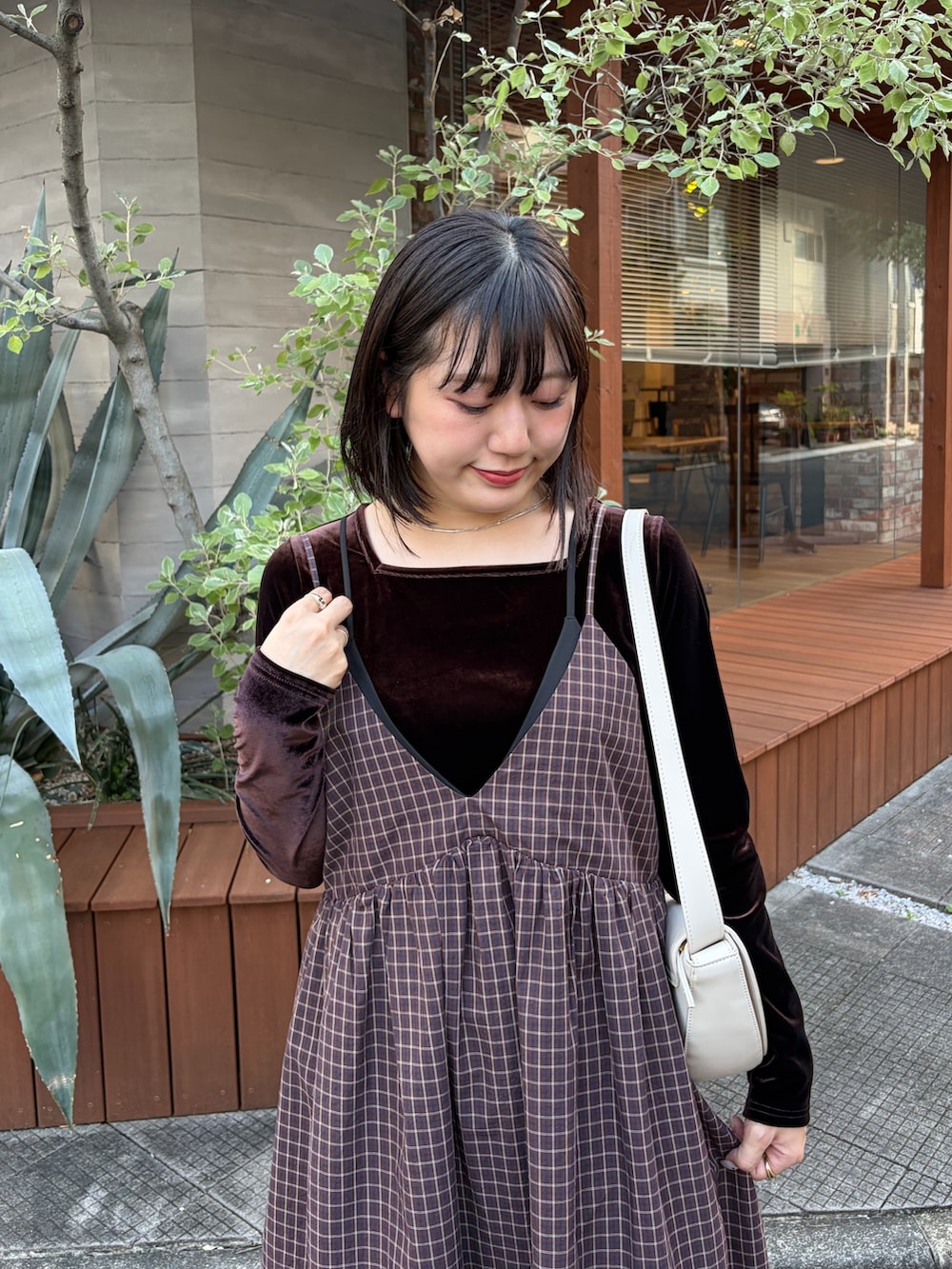 ブラウン系のTシャツ/カットソー、ブラウン系のワンピースを着用したレディースの秋コーディネートの2枚目の写真